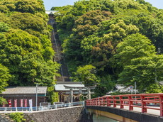 祇園川の神橋から城山