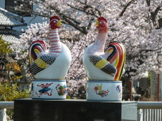 幸橋：伊万里焼の夫婦鶏像