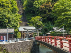 祇園川の神橋から城山